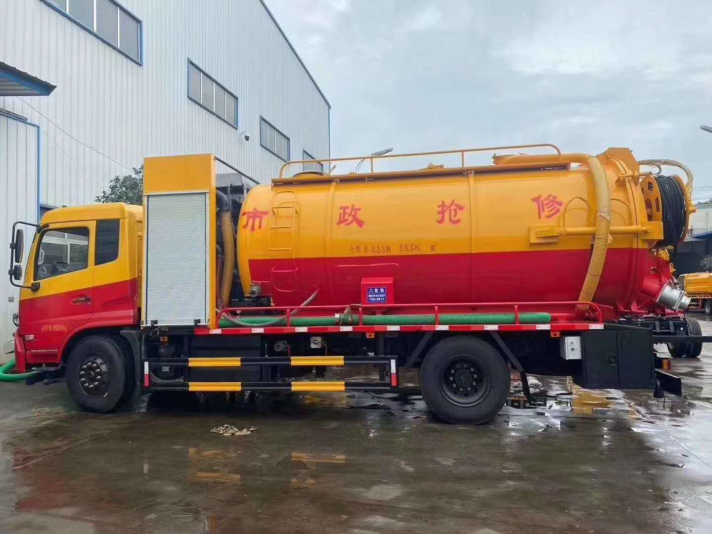 天錦210馬力清洗吸污車(chē) 通潔250流量高壓泵的強(qiáng)勁動(dòng)力與高效清潔